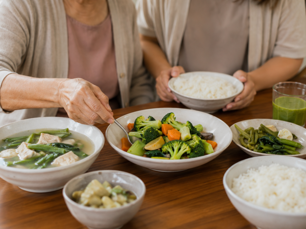 มื้ออาหารสำหรับผู้สูงอายุที่มีข้าว ซุป และผักสุกหลากชนิดในปริมาณพอดี